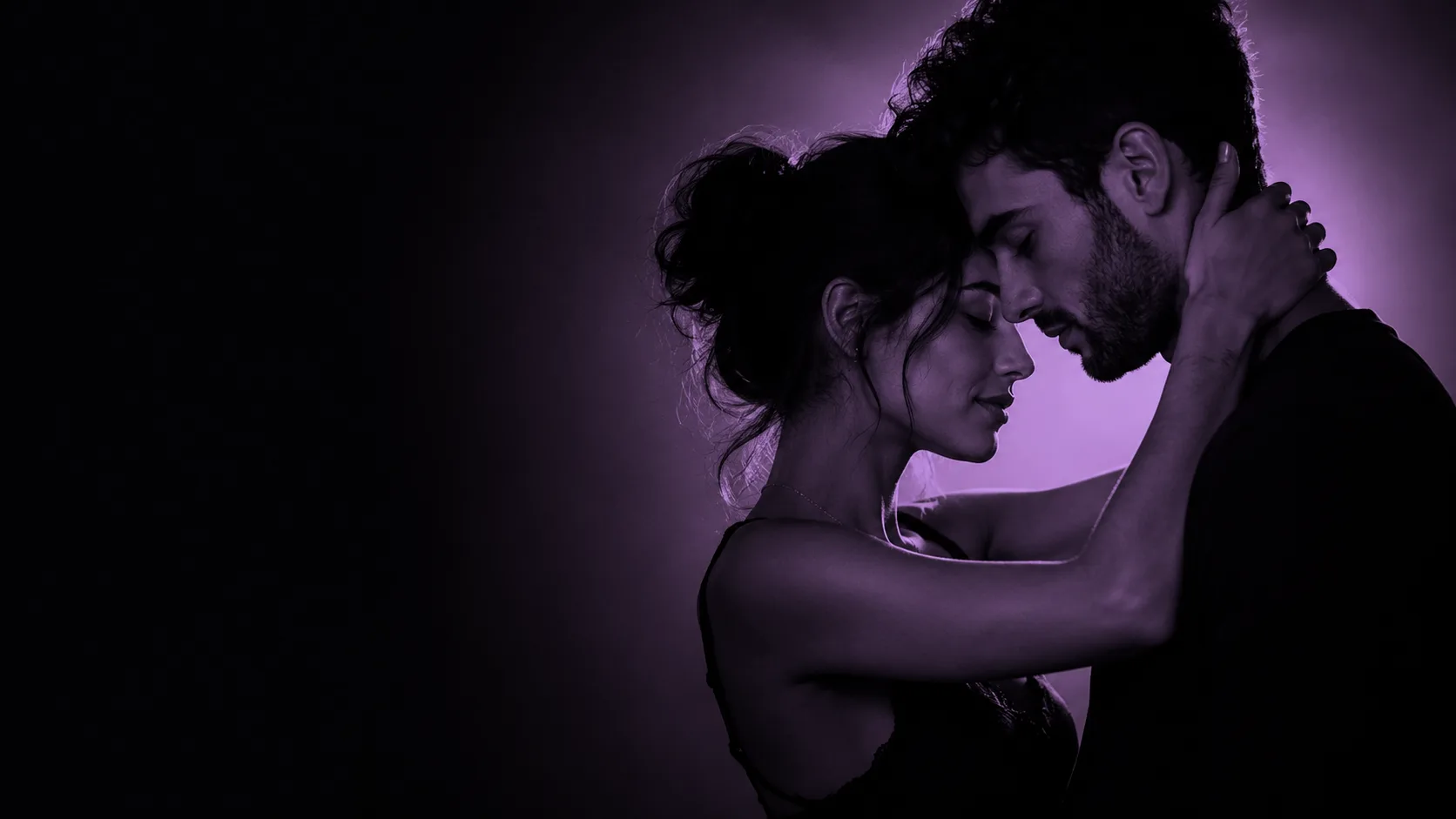 Un couple enlacé dans la pénombre, fronts qui se touchent.